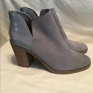 Dv8 doice vita gray suede leather ankle boot, NWOB